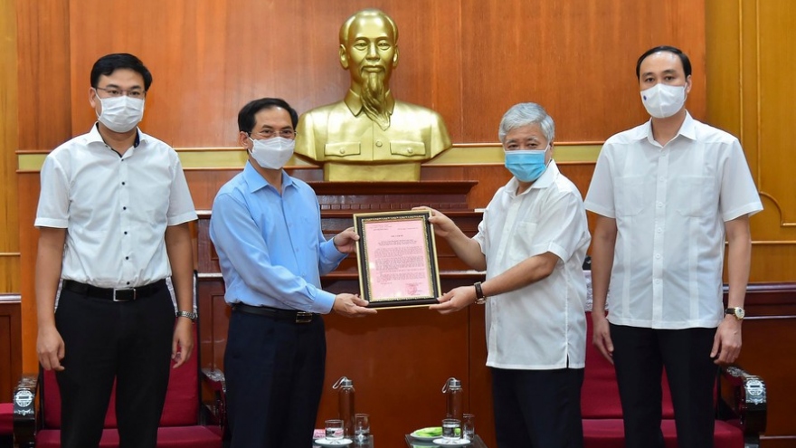 Vietnamese abroad raise VND6.2 billion for COVID-19 vaccine fund